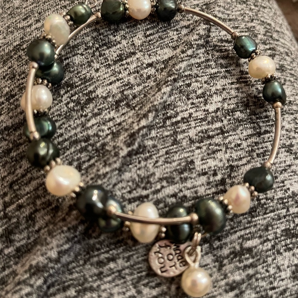 Elegant Pearl and Black Beaded Bracelet